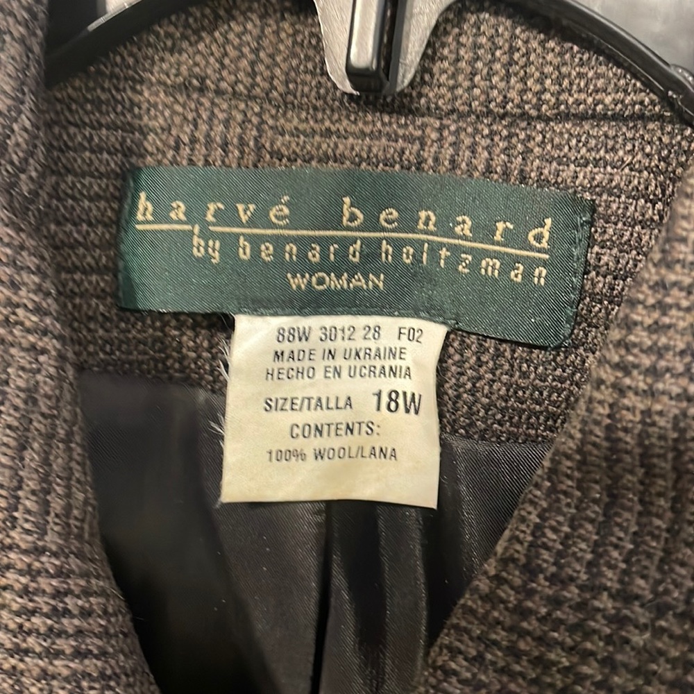 Harvey Bernard Plus Size Woman Jacket View 3